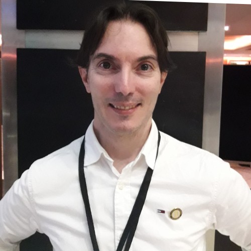 Op deze foto zie je Jan Robert Schutte van het x10 met crypto programma